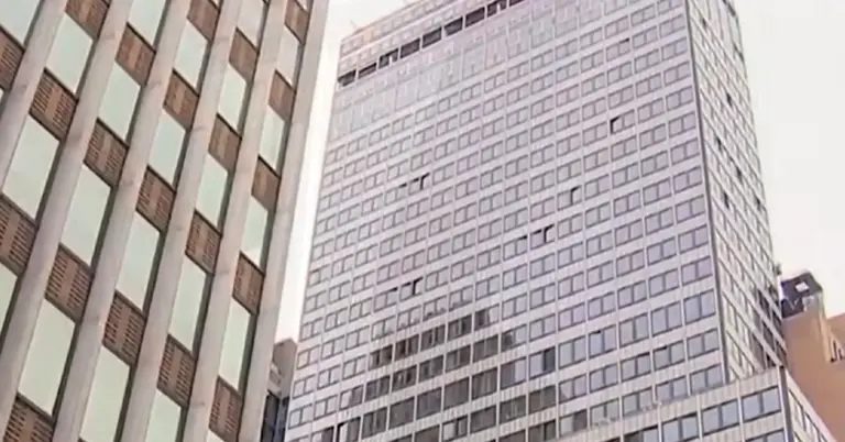 নিউ ইয়র্কে শহরের ৩৫ তলা ভবন